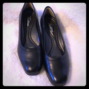 Trotters Black Pumps